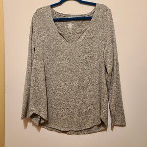 MAURICES 24/7 V NECK SILVER GLITTER TOP 1X